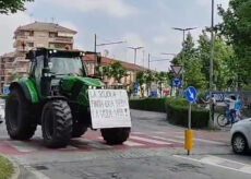 La Guida - Carosello dei trattori per la fine della scuola (video)