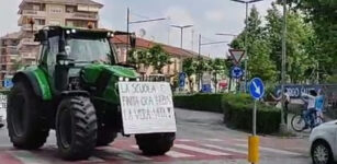 Carosello dei trattori per la fine della scuola (video) La Guida - Carosello dei trattori per la fine della scuola (video)