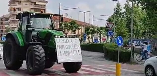 La Guida - Carosello dei trattori per la fine della scuola (video)