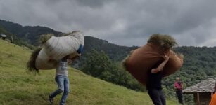 Al rifugio Baudinet torna la festa della fienagione La Guida - Al rifugio Baudinet torna la festa della fienagione