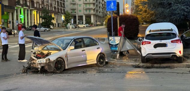 Incidente frontale tra due auto in corso Nizza angolo corso Giolitti La Guida - Incidente frontale tra due auto in corso Nizza angolo corso Giolitti