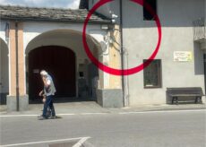 La Guida - Rubano un’auto in Piazza Piave di Paesana, ripresi dalle videocamere di sorveglianza 