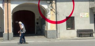 La Guida - Rubano un’auto in Piazza Piave di Paesana, ripresi dalle videocamere di sorveglianza 