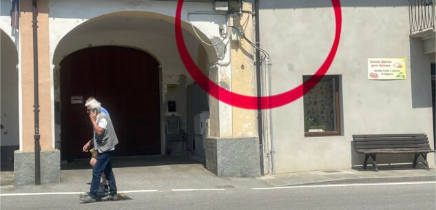 Rubano un’auto in Piazza Piave di Paesana, ripresi dalle videocamere di sorveglianza La Guida - Rubano un’auto in Piazza Piave di Paesana, ripresi dalle videocamere di sorveglianza