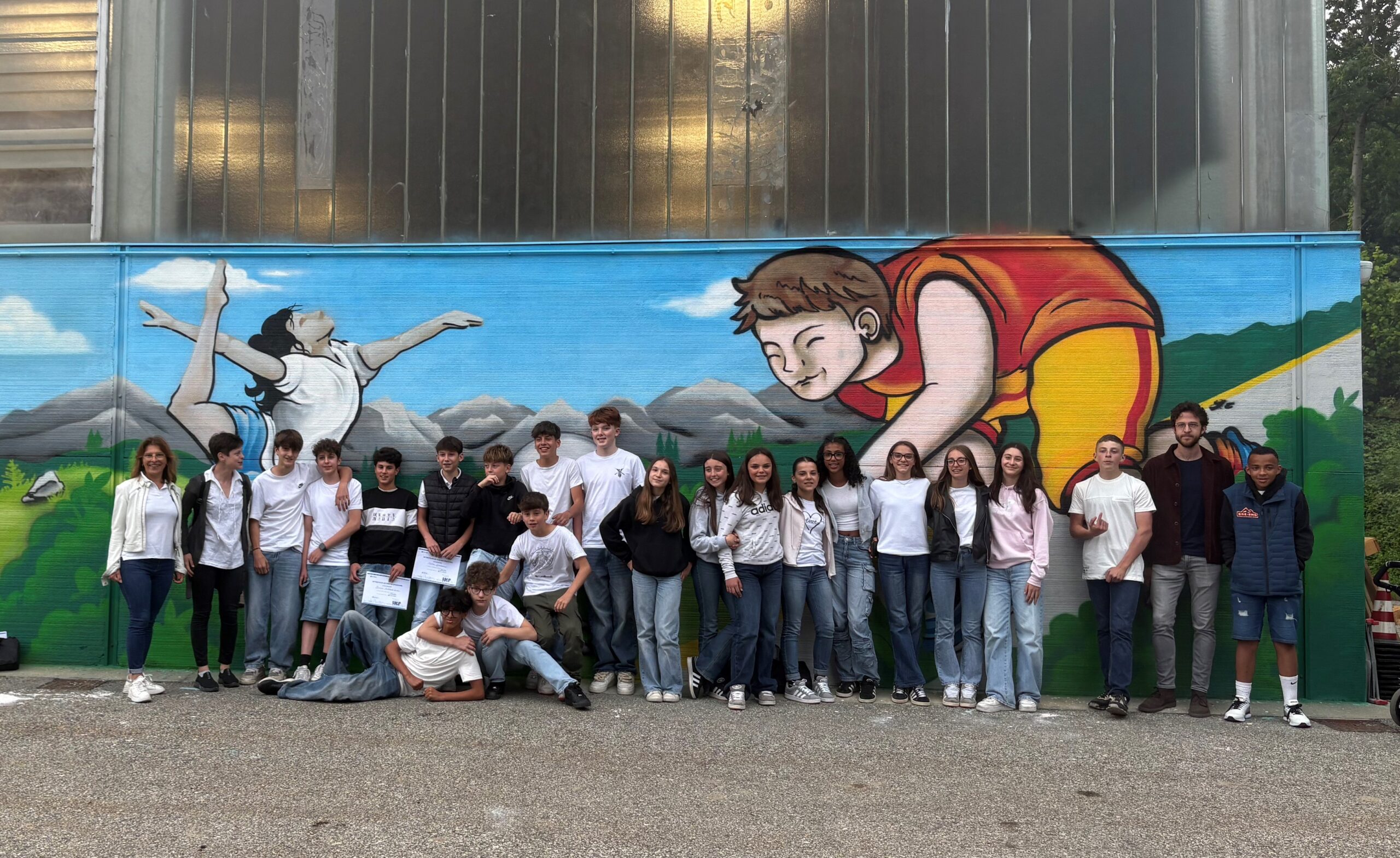 Murales dei ragazzi delle scuole sulla palestra del Centro sociale Buzzi a Robilante