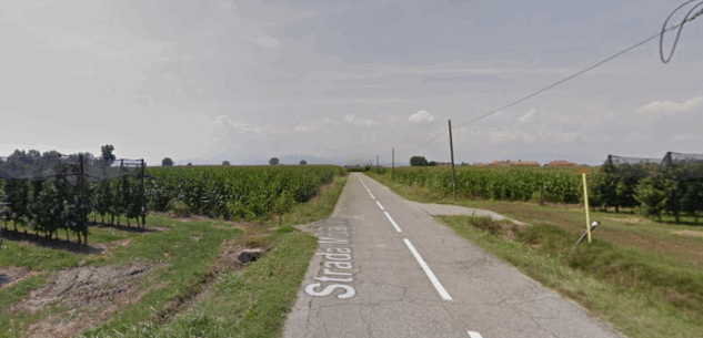 Auto esce di strada e prende fuoco nelle campagne di Savigliano, morto il conducente La Guida - Auto esce di strada e prende fuoco nelle campagne di Savigliano, morto il conducente
