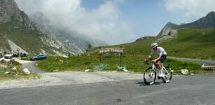 Fauniera, Tadej Pogačar si allena sulla salita simbolo del ciclismo italiano (video e foto) La Guida - Fauniera, Tadej Pogačar si allena sulla salita simbolo del ciclismo italiano (video e foto)