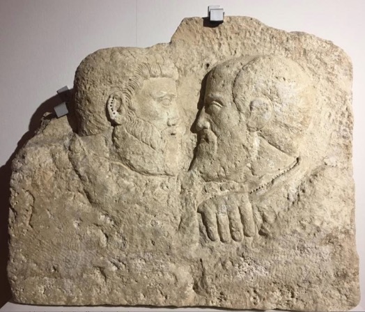 bassorilievo in pietra calcarea raffigurante l’abbraccio conciliatorio tra Pietro e Paolo – dai dintorni della chiesa di san Felice in Aquileia – IV secolo d.C. – Museo Paleocristiano di Aquileia.