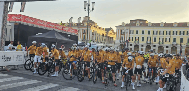 La Guida - Partita da piazza Galimberti la gara Fausto Coppi, centinaia di atleti in sella su tre percorsi