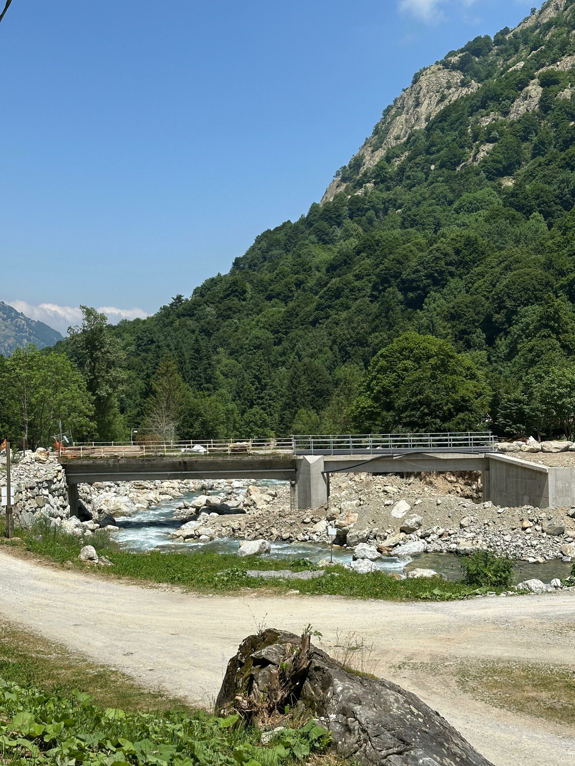 Finito il ponte a San Giacomo d’Entracque, ma non si può ancora percorrere