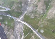 La Guida - Frane bloccano tir e auto verso il Colle della Maddalena (video)