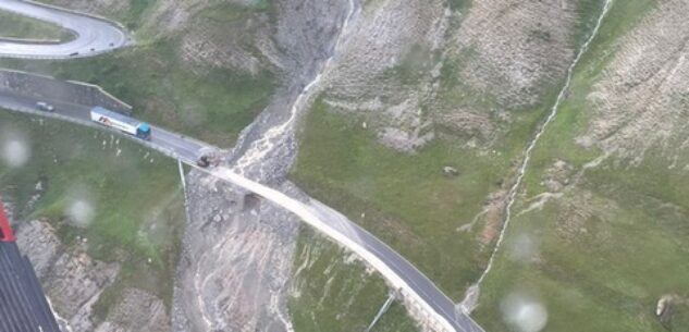 La Guida - Frane bloccano tir e auto verso il Colle della Maddalena (video)