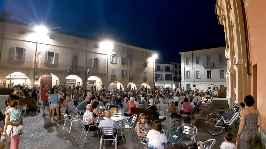 Busca - la piazza della Rossa durante le serate estive