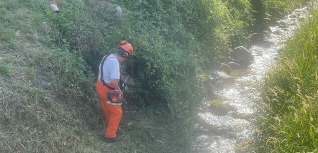 La Guida - Paesana, volontari Aib ripuliscono il letto dell’Agliasco e la strada adiacente