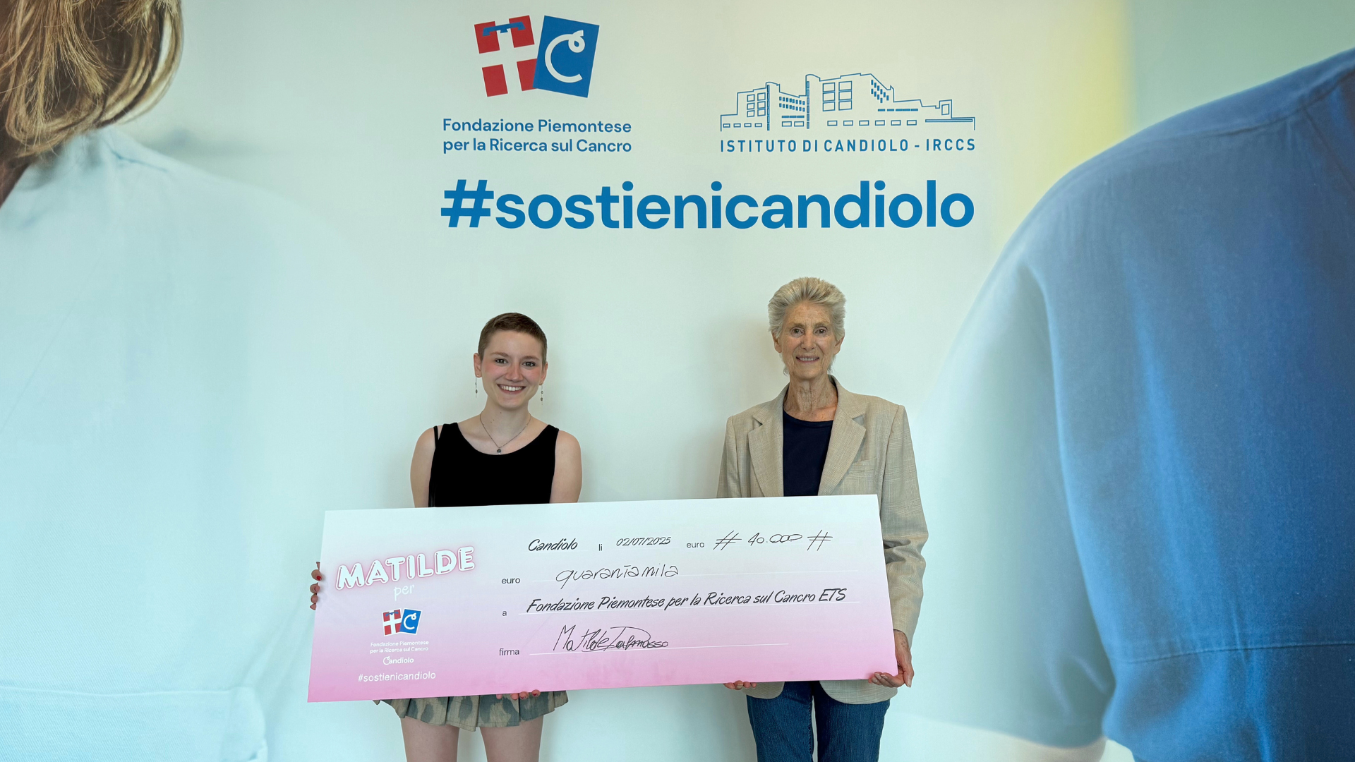 Matilde Dalmasso consegna assegno alla Fondazione piemontese per la ricerca sul cancro