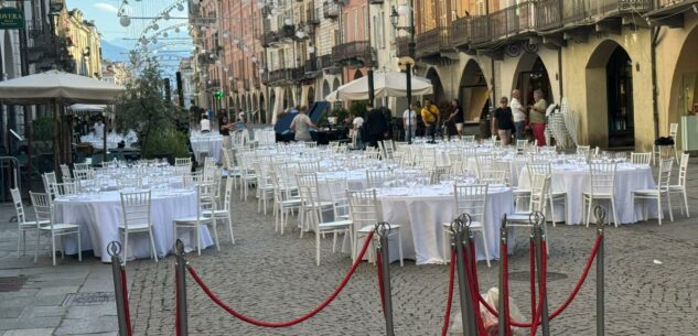 A Cuneo tutto pronto per la cena “Mille luci nel piatto” La Guida - A Cuneo tutto pronto per la cena “Mille luci nel piatto”