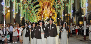 La Guida - Processione, fiori e luci a Cuneo