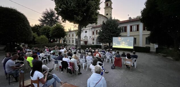 La Guida - Caraglio, in tanti alla proiezione del film all’aperto a Madonna del Castello