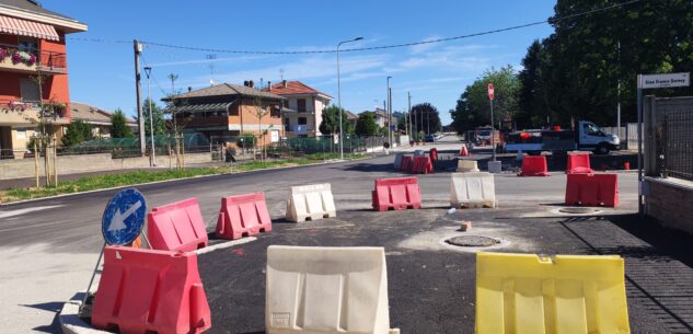 La Guida - Area pedonale, segnaletica e corsie ciclabili davanti alle scuole medie a Borgo San Giuseppe