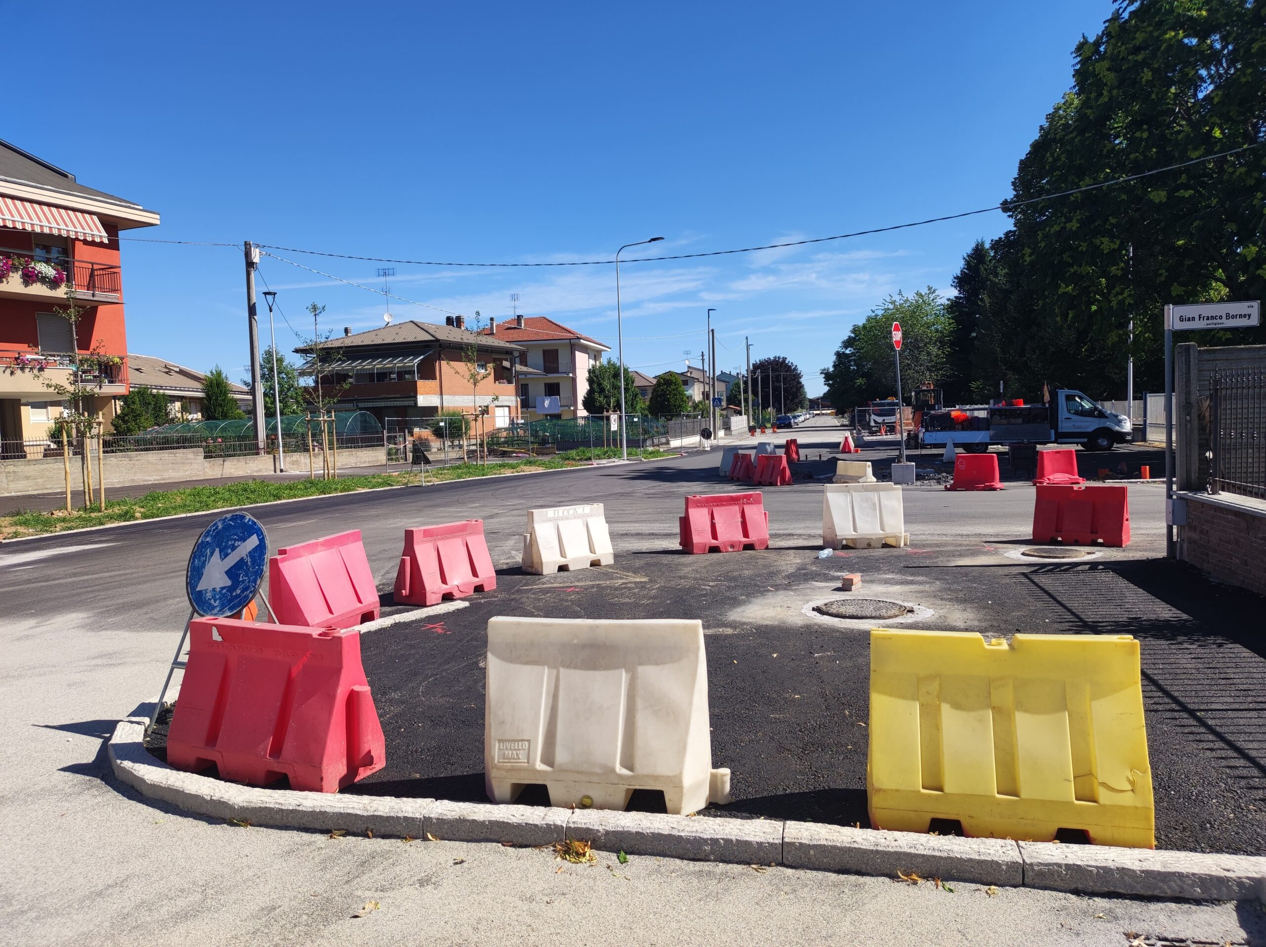 Area pedonale, segnaletica e corsie ciclabili davanti alle scuole medie a Borgo San Giuseppe
