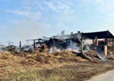 La Guida - Fiamme in un fienile a Cherasco, operazioni in corso da ieri
