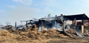 La Guida - Fiamme in un fienile a Cherasco, operazioni in corso da ieri