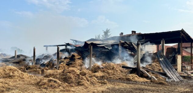 Fiamme in un fienile a Cherasco, operazioni in corso da ieri La Guida - Fiamme in un fienile a Cherasco, operazioni in corso da ieri