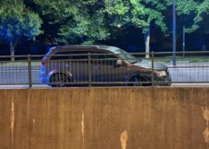 La Guida - Un’autovettura sbanda e urta contro i veicoli parcheggiati