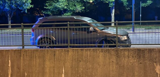 La Guida - Un’autovettura sbanda e urta contro i veicoli parcheggiati