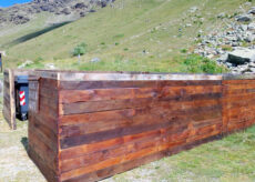 La Guida - Staccionata in legno per l’area della raccolta rifiuti al Pian del Re