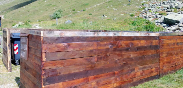 La Guida - Staccionata in legno per l’area della raccolta rifiuti al Pian del Re