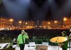 La Guida - Ieri, sabato 19, i Tiromancino hanno riempito piazza Galimberti. Stasera Ariacorte e Sergio Berardo