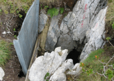 La Guida - Rocce si staccano dalla parete della grotta dell’Abisso Paperino, speleologo rimane ferito e incastrato
