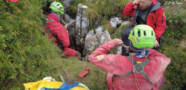 Al lavoro per recuperare lo speleologo infortunato a Ormea La Guida - Al lavoro per recuperare lo speleologo infortunato a Ormea