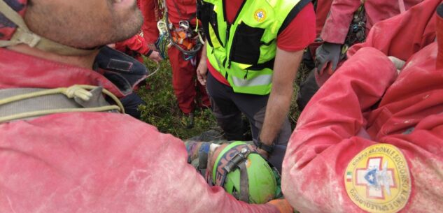 La Guida - È stato estratto dalle cavità lo speleologo rimasto ferito a Ormea
