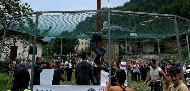 La Guida - Monterosso Grana, torna l’albero della Cuccagna per la festa patronale (video)