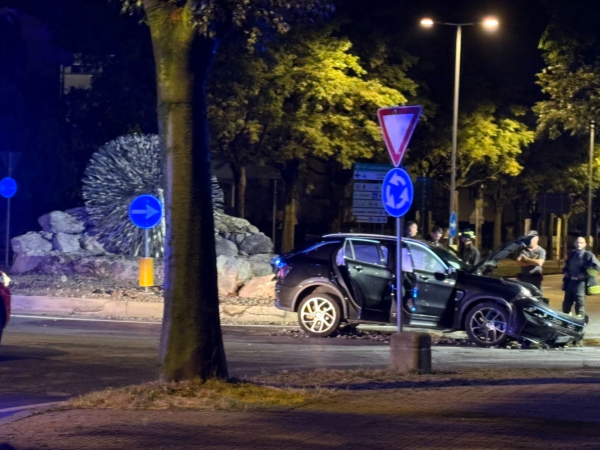 auto contro rotonda a Cuneo