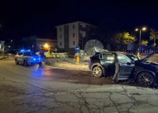 La Guida - Auto si schianta contro la rotonda e va a fuoco
