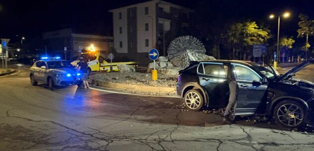 La Guida - Auto si schianta contro la rotonda e va a fuoco