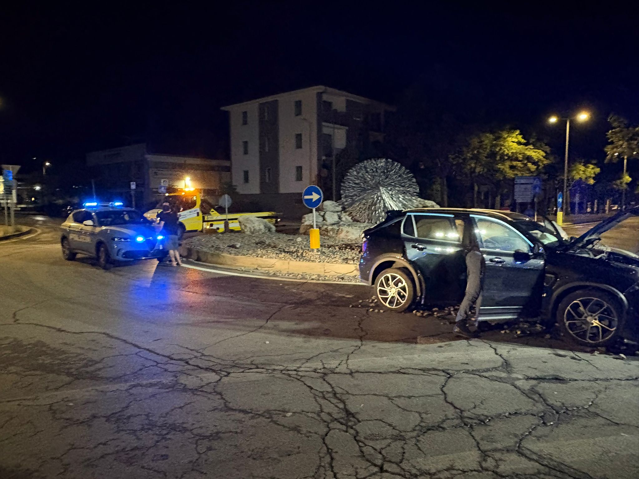 auto contro rotonda a Cuneo