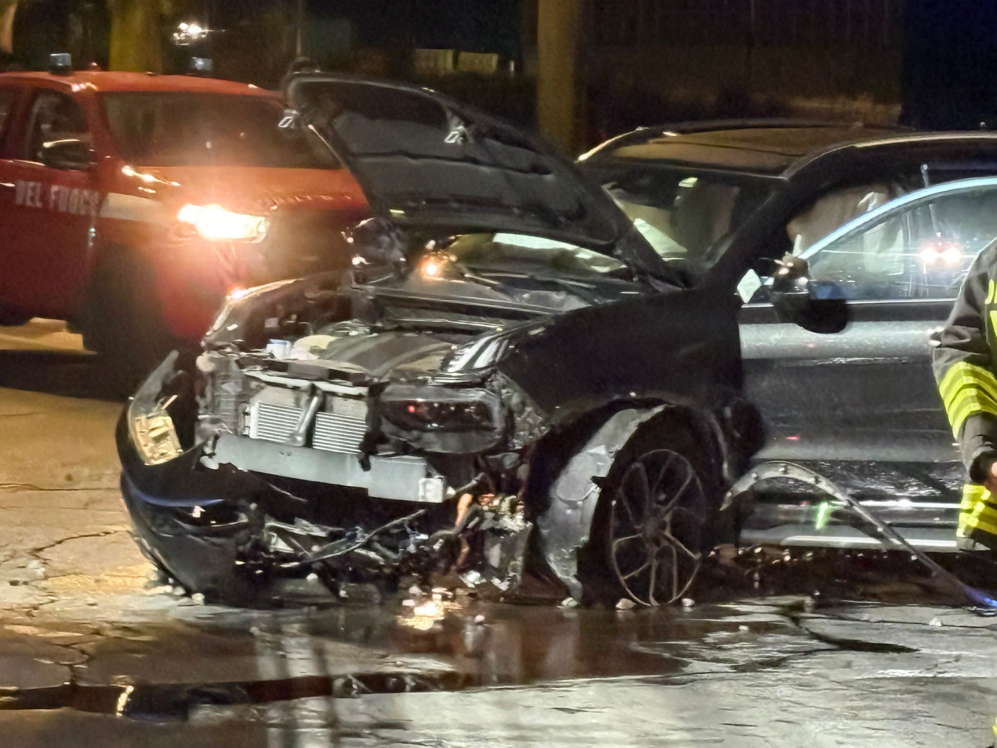 auto contro rotonda a Cuneo