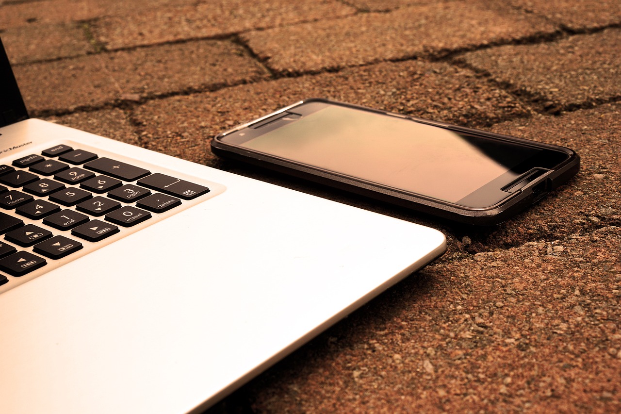 computer con smartphone (foto Pixabay)