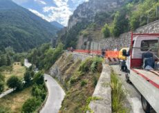 La Guida -  Al lavoro per la sistemazione del muro di sostegno sulla provinciale della Valle Maira