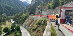 La Guida -  Al lavoro per la sistemazione del muro di sostegno sulla provinciale della Valle Maira