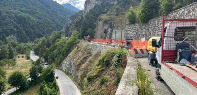 La Guida -  Al lavoro per la sistemazione del muro di sostegno sulla provinciale della Valle Maira