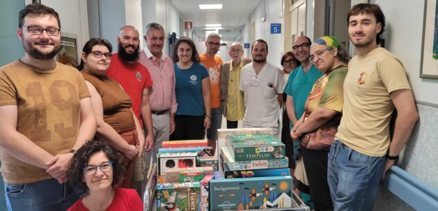 Giochi e libri donati all’ospedale Santa Croce in memoria di Willy Tagliaferri La Guida - Giochi e libri donati all’ospedale Santa Croce in memoria di Willy Tagliaferri
