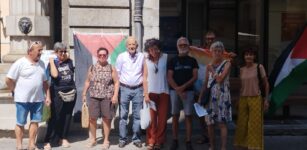 La Guida - Blitz di Ugo Sturlese davanti al Comune di Cuneo “basta armi a Israele, Palestina libera”