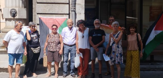 La Guida - Blitz di Ugo Sturlese davanti al Comune di Cuneo “basta armi a Israele, Palestina libera”