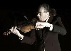 La Guida - Oggi (17 agosto) alla Certosa di Pesio concerto del violinista che suona gli strumenti “al contrario”