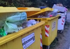 La Guida - Cassonetti colmi di rifiuti sulla Paesana-Pian Munè